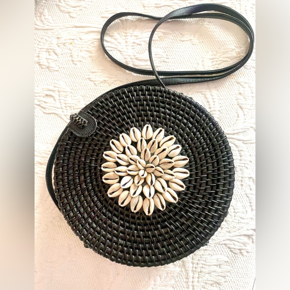 Black Round Rattan Crossbody Bag w/ Cowrie Shell Detail 🖤🐚